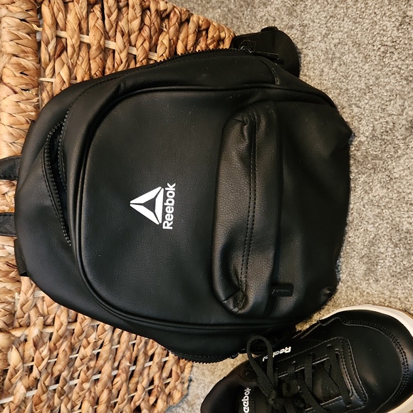 Reebok Women's Tennis shoe and matching bag - Picture 4 of 8